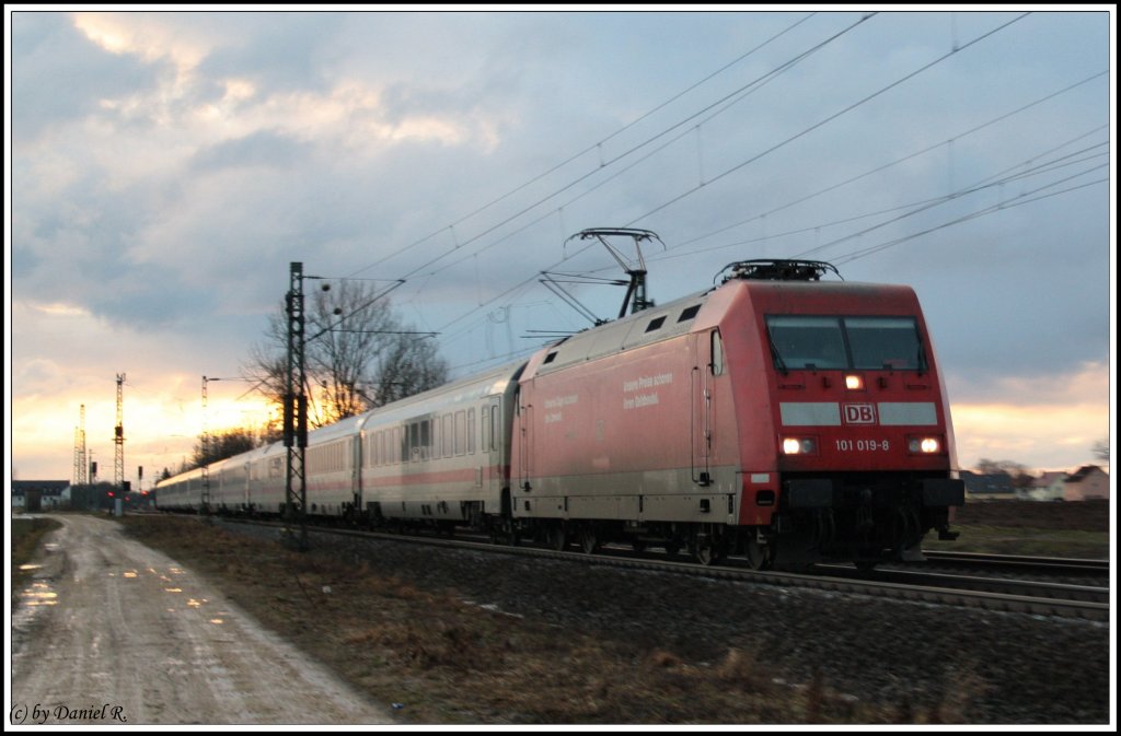 Guten Morghn liebe Sorgen. Erster einigermaen fotografierbarer Zug am 15.01.11 war der IC 2024 mit 101 019 vorne. Hier in einer leichten Mitzieheraufnahme festgehalten. 