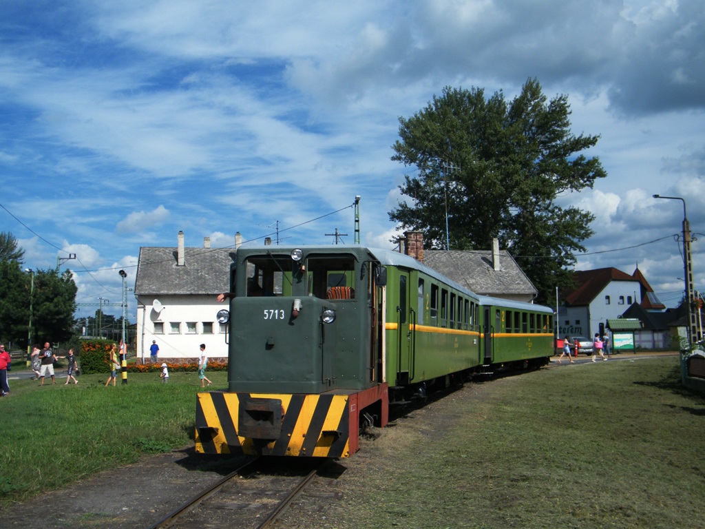 GV 5713 an Balatonfenyves an der Schmalspurbahn  Balatonfenyvesi Gazdasgi Vast , mit einem Personenzug aus Somogyszentpl, am 17. 08. 2010.  