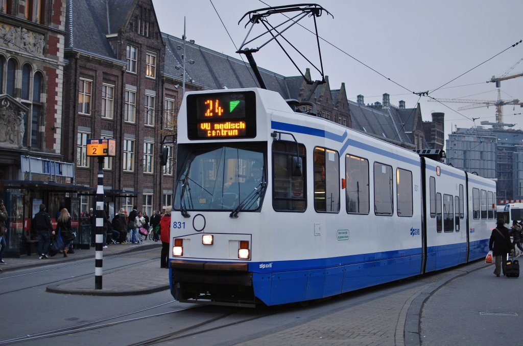 GVB 831 fhrt mit Linie 24 nach VU Medisch Zentrum am 19.11 2010 in Amsterdam.