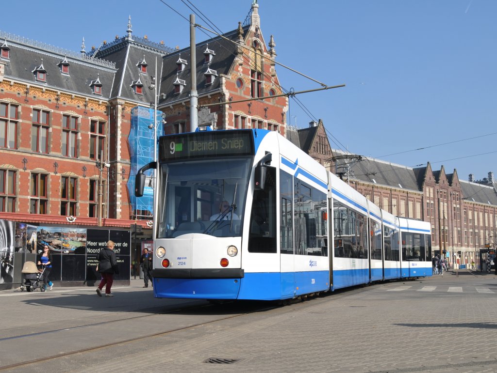 GVB Combino 2124 mit linie 9 nach Diemen bei Ausfahrt von Amsterdam CS am 15 03 2012.