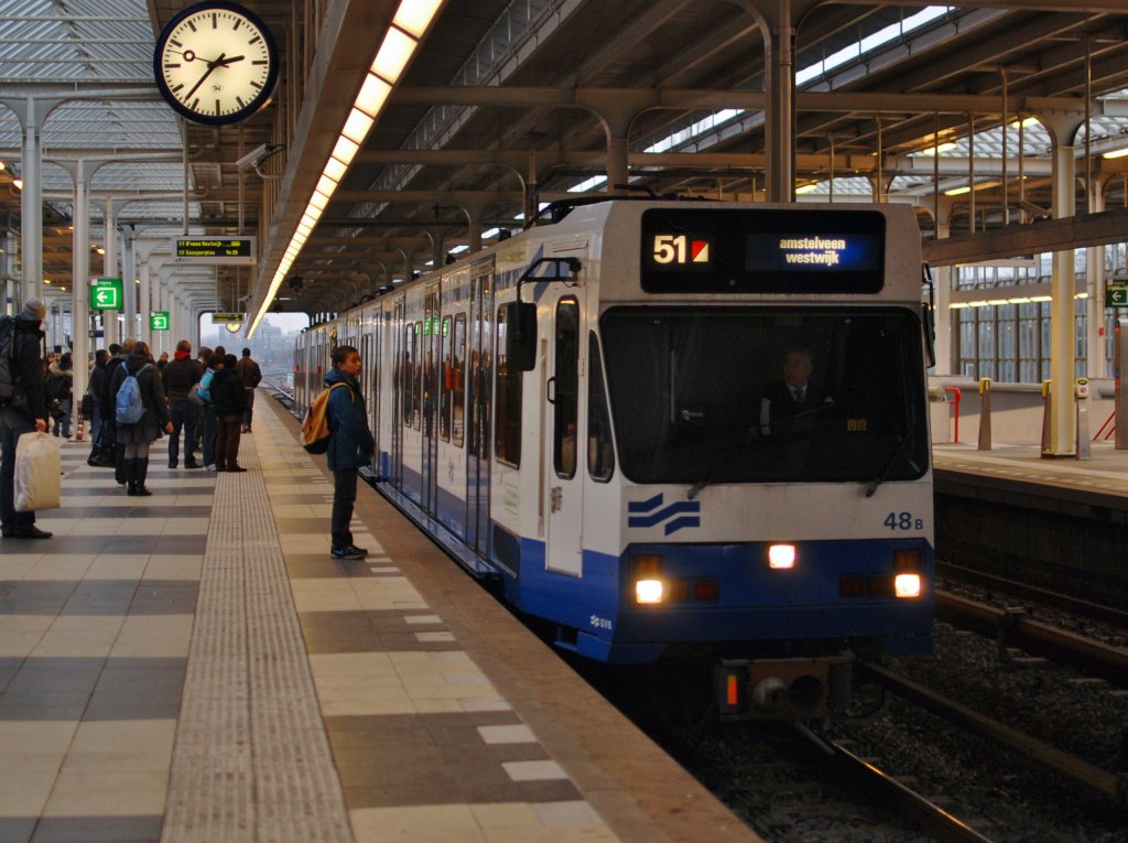 GVB Linie 51 mit wagen 48 a/b fuhrt die U-Bahn von Amsterdam CS nach Amstelveen Westwijk, aufnahme ist in Amsterdam Amstel ...