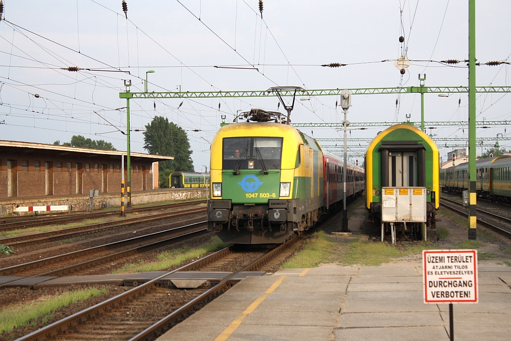 GySEV 1047 503-6 bei der Einfahrt mit dem REX 2832 am 13.August 2010 im Bf. Sopron.