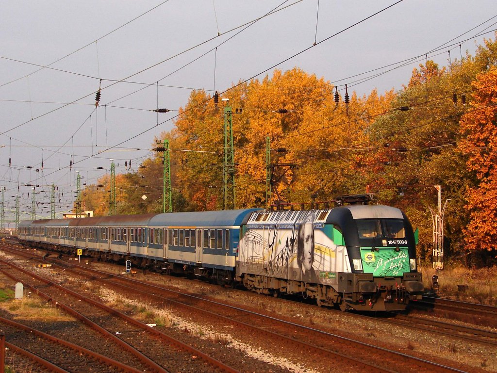GySEV 1047 503 (heute schon als 470 503) mit Sonderlackierung  Franz Liszt  bei herbstlichen Licht kurz nach Kom�rom 30.10.2011. D9209