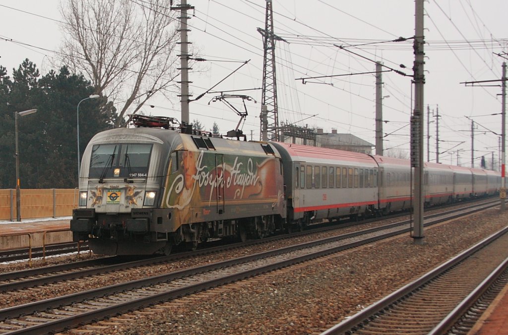 GySev 1047 504 Joseph Haydn vor IC640 bei der Durchfahrt im Bahnhof Marchtrenk. Aufgenommen am 24. Jnner 2010.