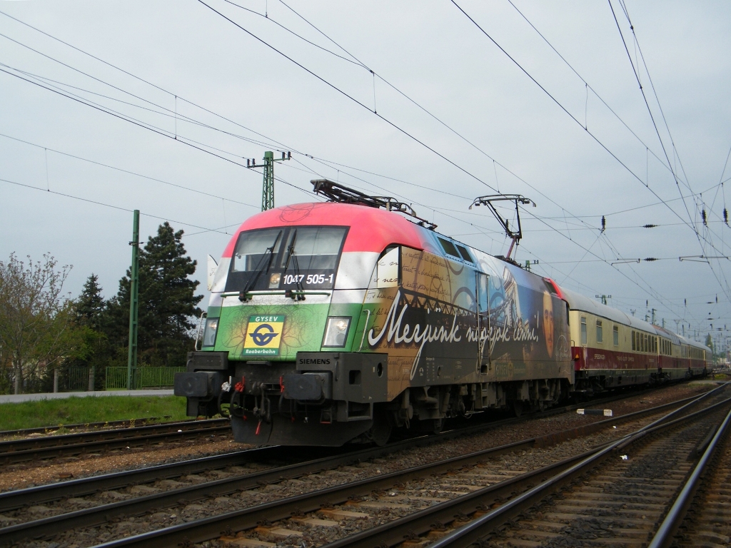 GySEV 1047 505-1 (Szchenyi) fhrt mit dem TEE-Rheingold-Zug ab, am Grenzbahnhof Hegyeshalom, am 24. 04. 2010. 
