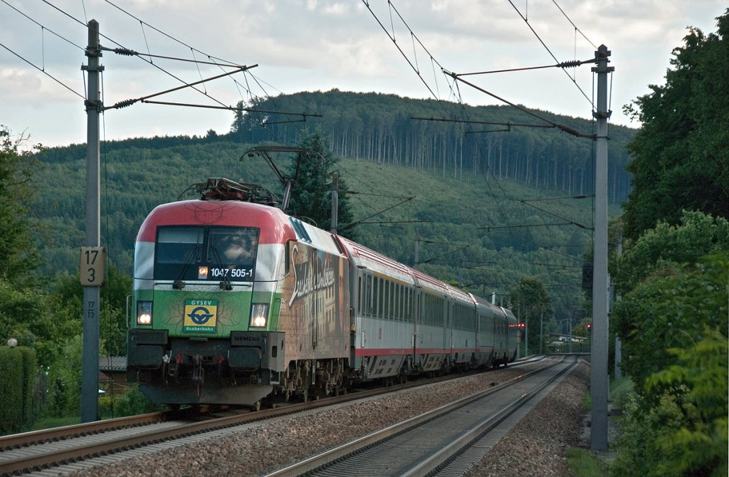 GySEV 1047 505-1  Szchenyi  mit BB Intercity 691, am Abend des 23.06.2010, unterwegs im Wienerwald Richtung Wien Westbahnhof, kurz vor Unter Tullnerbach.