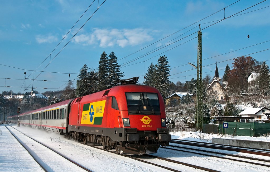 GySEV 1116 058 mit OIC 543, unterwegs im winterlichen Wienerwald. Die Aufnahme entstand am 27.11.2010 in Tullnerbach-Pressbaum.