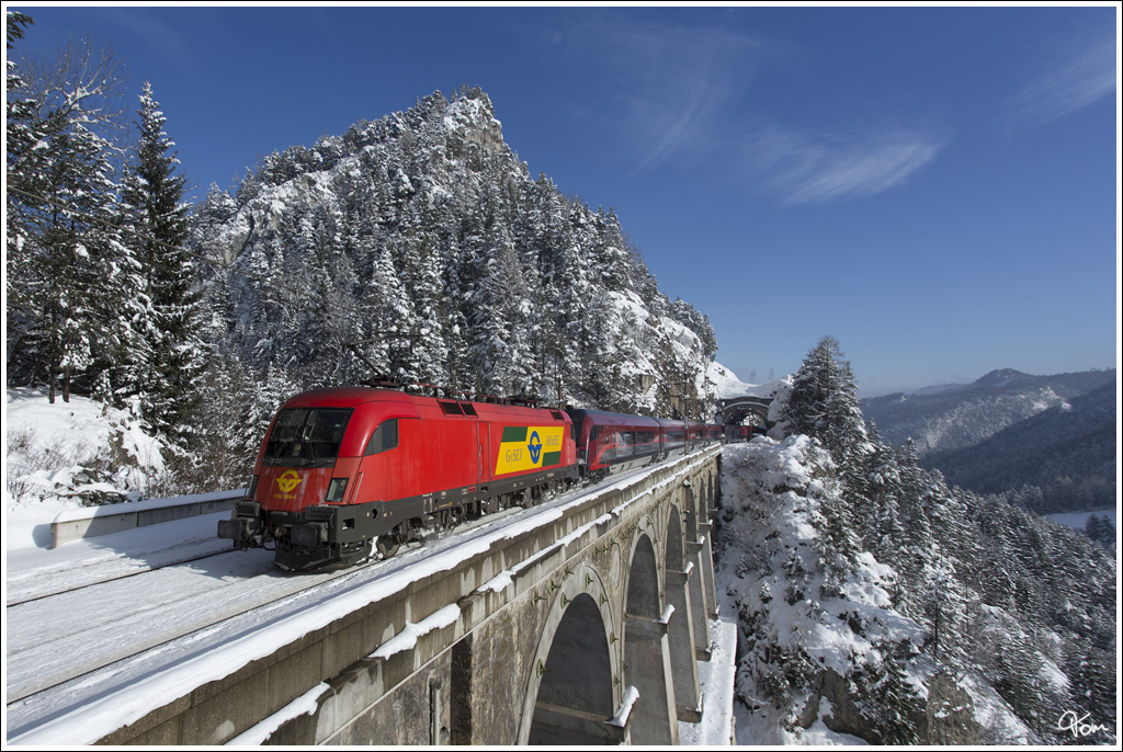 GySEV 1116 064 zieht railjet 559 von Wien Meidling nach Graz, hier bei der Querung der Krausel Klause nahe Breitenstein. 
19_1_2013
