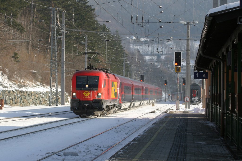 Gysev 1116.064 zieht den RJ-559 am 19.1.13 durch Payerbach-Reichenau.