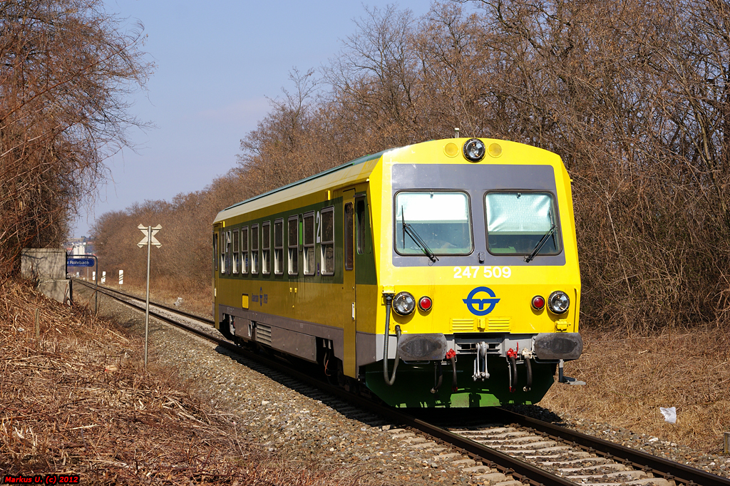 GySEV 247 509 (ex BB 5047 100) fhrt als R7719 von Wiener Neustadt Hbf nach Sopron. Marz - Rohrbach, 20.03.2012