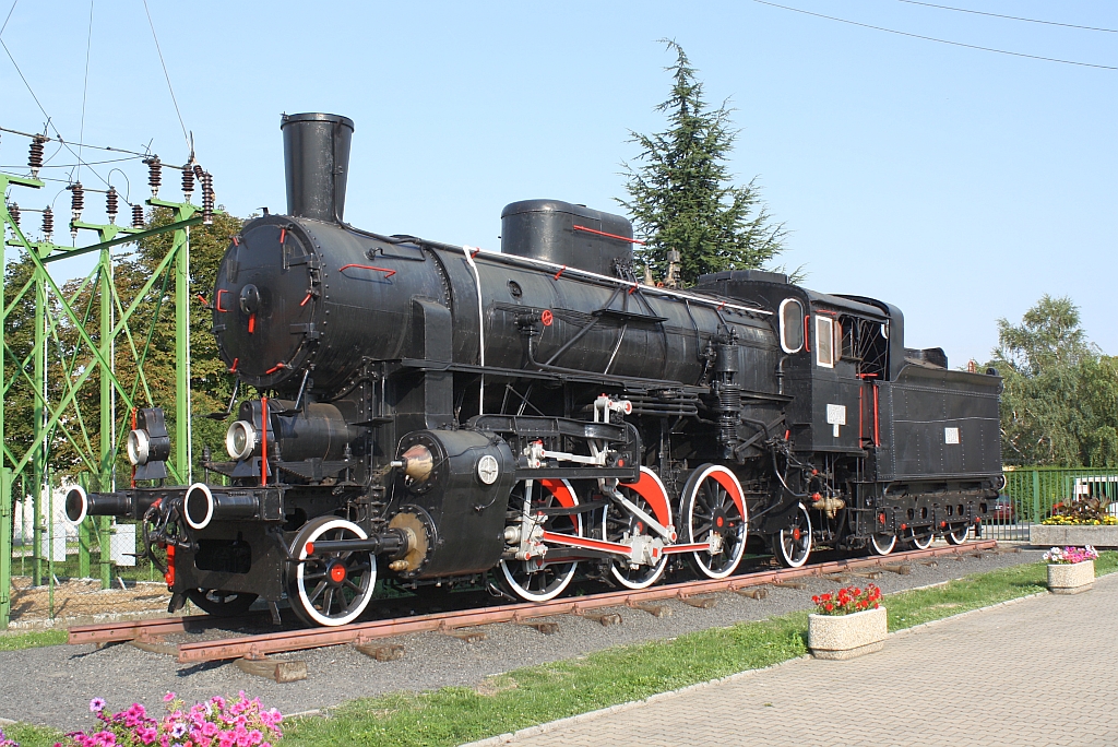 GySEV 324.1518 aufgestellt als Denkmallok am Ende des Hausbahnsteiges im Bf. Sopron; 13.Aug. 2010.