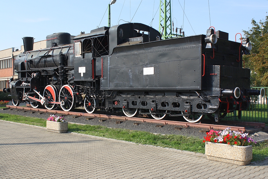GySEV 324.1518 aufgestellt als Denkmallok am Ende des Hausbahnsteiges im Bf. Sopron; 13.Aug. 2010.
