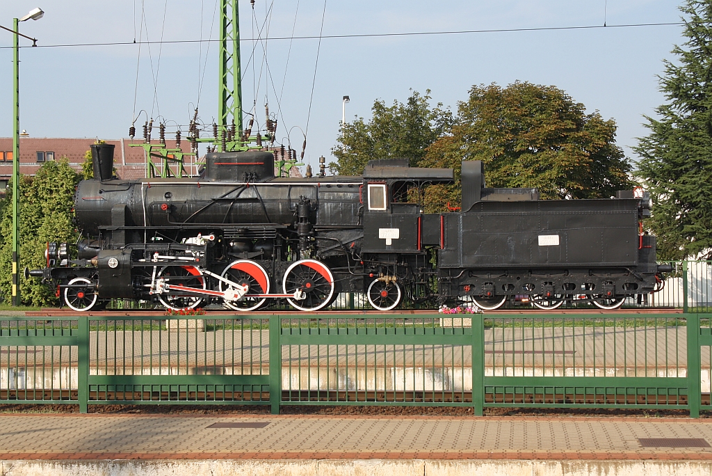 GySEV 324.1518 aufgestellt als Denkmallok am Ende des Hausbahnsteiges im Bf. Sopron; 13.Aug. 2010.