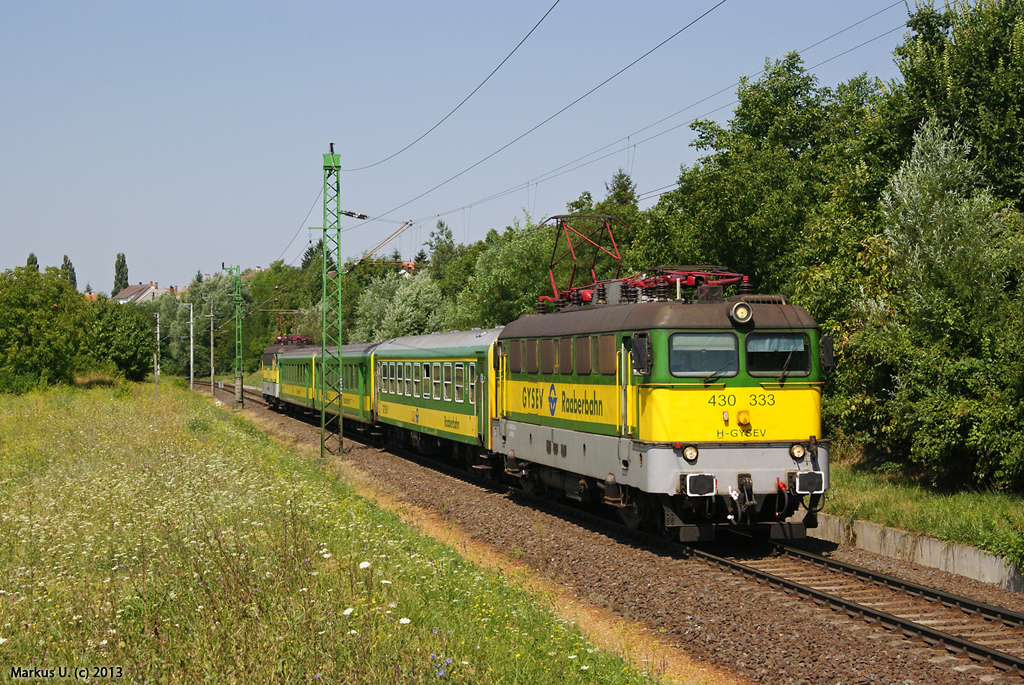 GySEV 430 333 bespannte am 06.08.2013 den 9915 von Sopron nach Gyr, am Zugschluss luft GySEV 430 326 mit.


