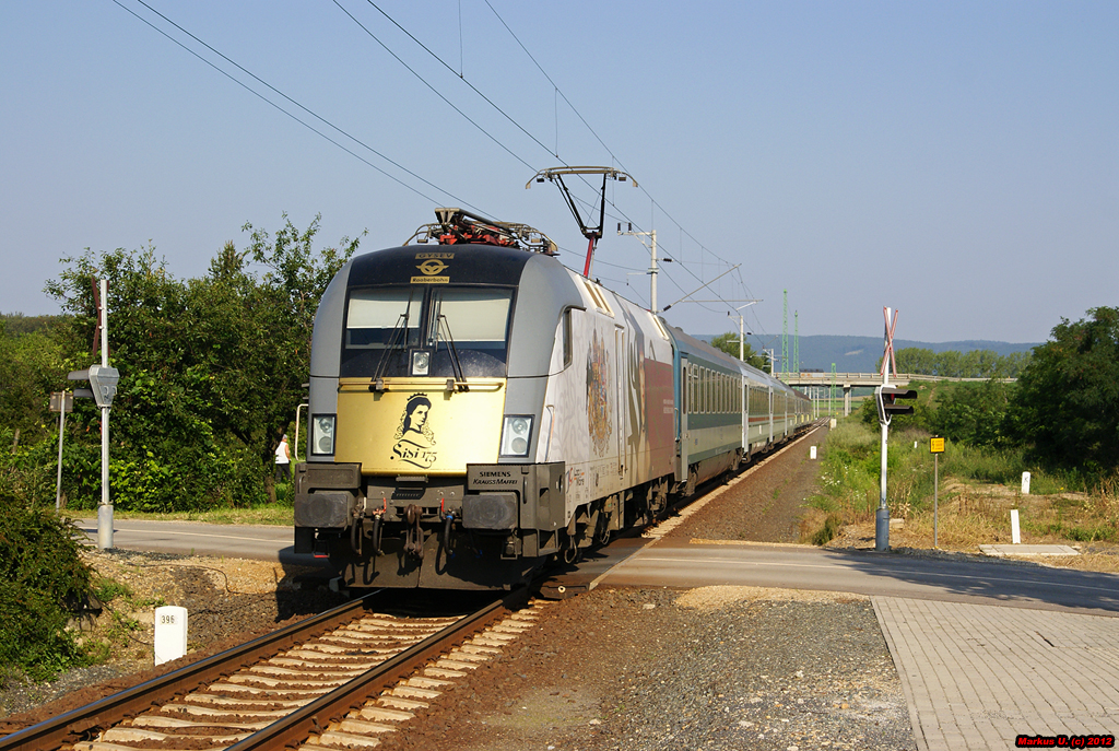 GySEV 470 501  Sisi  passiert am 28.07.2012 mit Schnellzug 285  ZAGREB-CORVINUS , (Sopron - Szombathely) den Bahnbergang bei der Haltestelle Kphza.