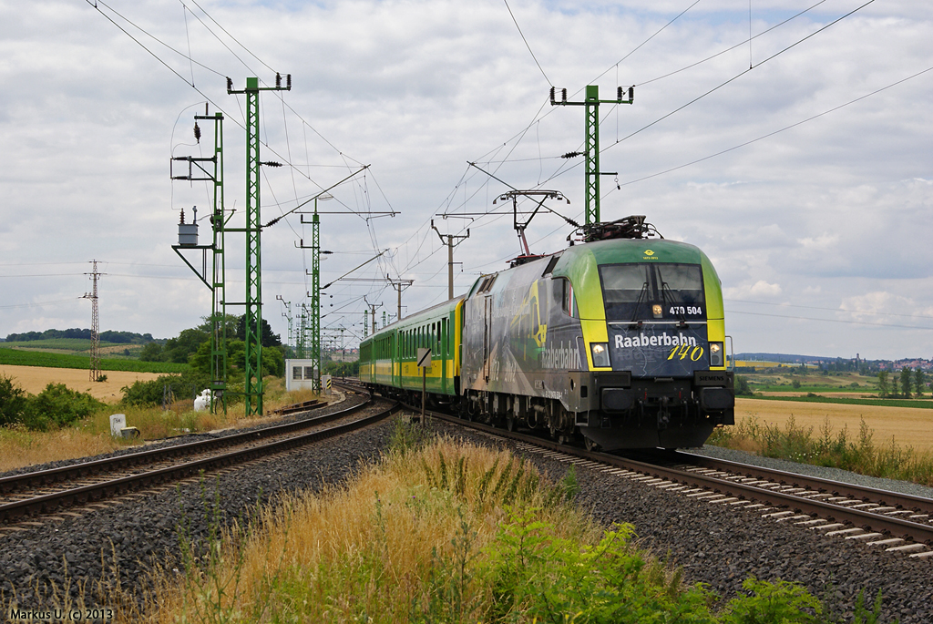 GySEV 470 504  140 Jahre GySEV  mit 9156 nach Szombathely bei der Ausfahrt am 12.07.2013 aus dem Bahnhof Harka wo sich die Strecke von Sopron, das linke Gleis nach Deutschkreutz und das rechte Gleis nach Szombathely teilt.