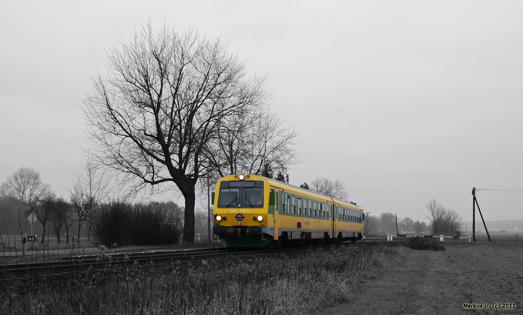 GySEV 5147 511/512 als Zug 39927 nach Szombathely beim Halt in K�szegfalva, 28.12.2011.