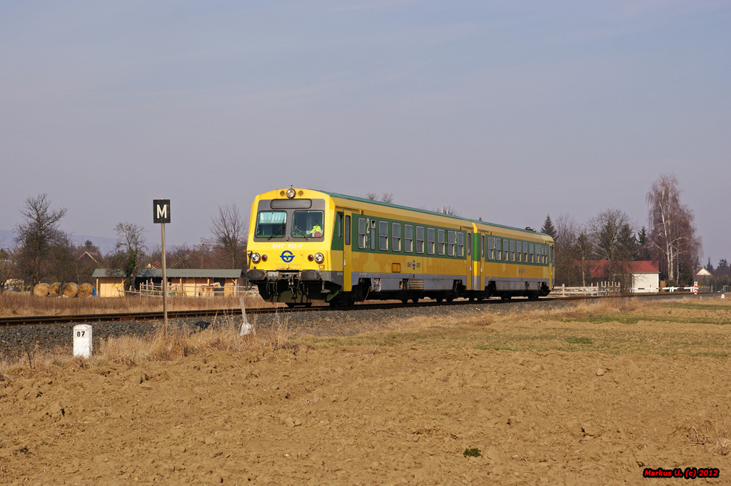 GySEV 5147 511/512 als Zug 39915 (Kszeg-Szombathely) vor dem nchsten Halt in Gencsapti fels, 31.01.2012.
