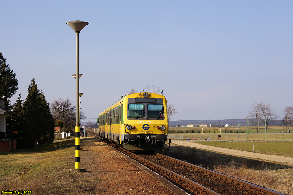 GySEV 5147 511/512 verl�sst am 14.03.2012 als Zug 39916 die Haltestelle Luk�csh�za �lso bei der Fahrt von Szombathely nach K�szeg.
