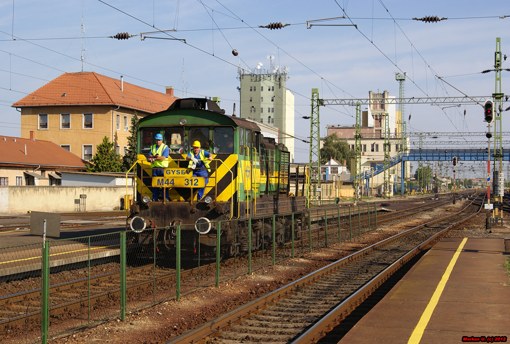 GySEV M44 312 rollt gemchlich durch den Bhf.Szombathely, 16.08.2012.