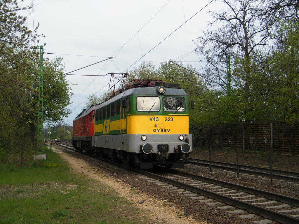 GySEV V43 323 und LSD 651 004-9 (aus Rumnien, frher DB 232) der Haltestelle Trkblint, am 18. 04. 2012.  