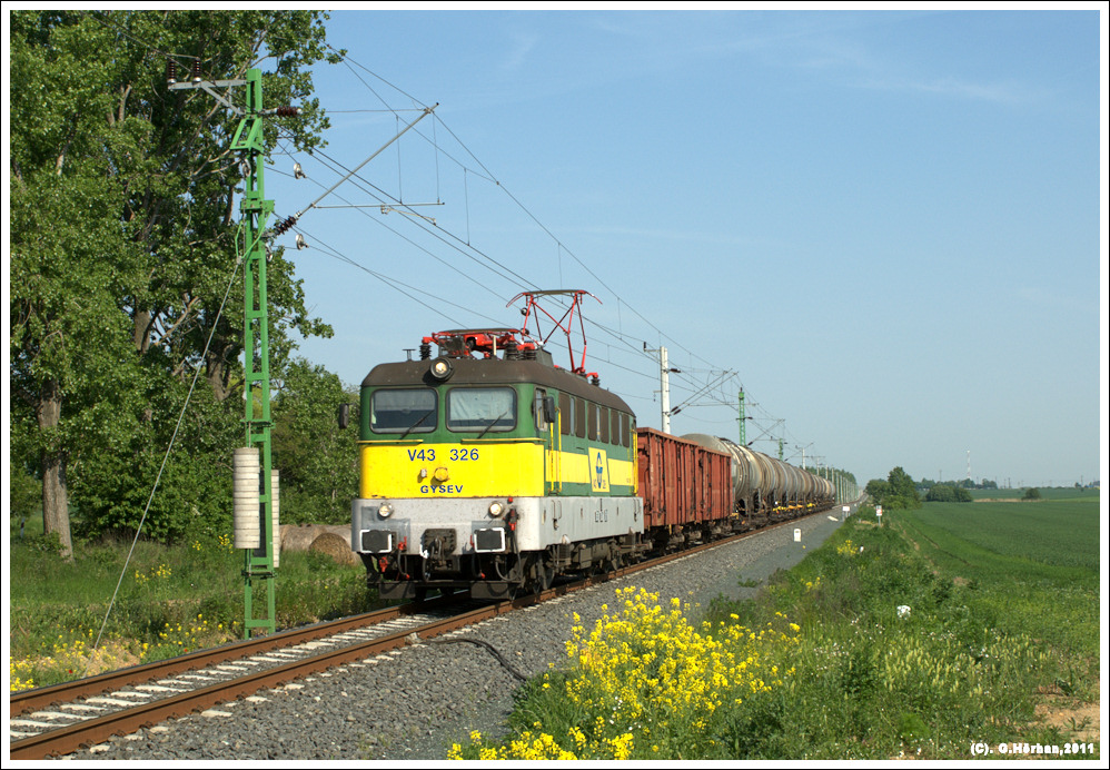 GySEV V43 326 mit Gterzug bei Lv, 12.5.2011