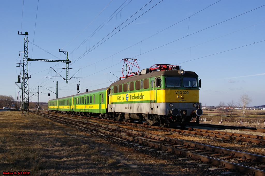 GySEV/Raaberbahn V 43 320 fhrt mit Zug 9156, der aus ehemaligen BB Schlierenwagen besteht, von Sopron nach Szombathely. Harka, 02.03.2012
