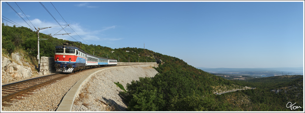 H 1141 389 rollt mit dem Zug 4604 (MORAVICE - RIJEKA) ber die Rijekarampe talwrts. 
Meja 24.07.2013