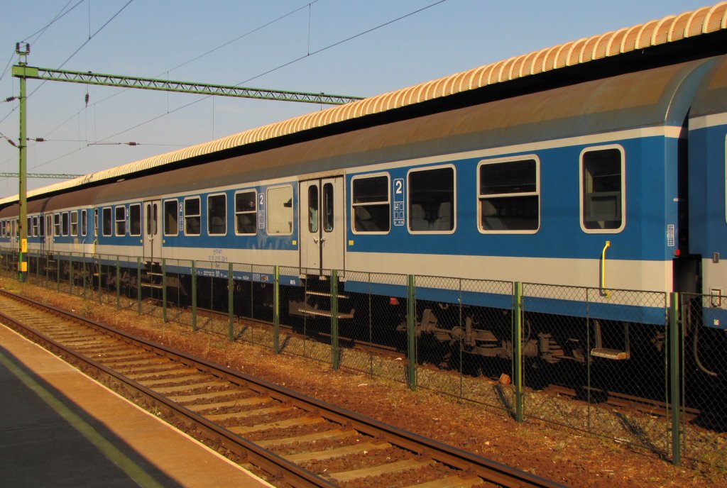 H-START 50 55 21-55 030-9 Byee im R 8725 nach Budapest-Deli pu, im Bf Sifok; 31.05.2011
