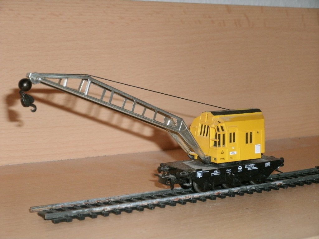 H0-Eisenbahnkran von Mrklin auf Handbetrieb.