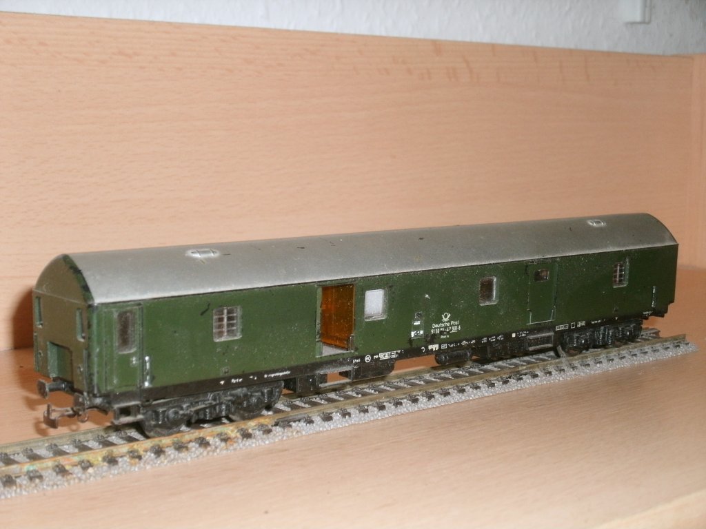 H0-Modell eines DR-Bahnpostwagen mit zuffnen Schiebetren.