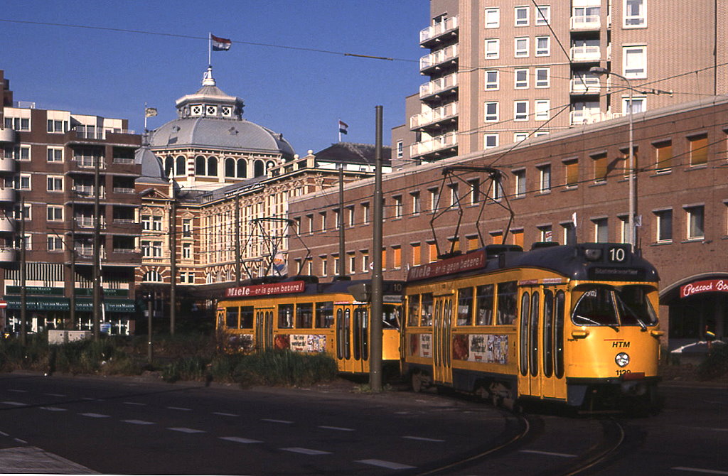 Haag Tw 1129 und 1162 beenden ihre morgendliche Berufsverkehrsrunde in Scheveningen und r�cken ins Depot ein, 29.05.1992.