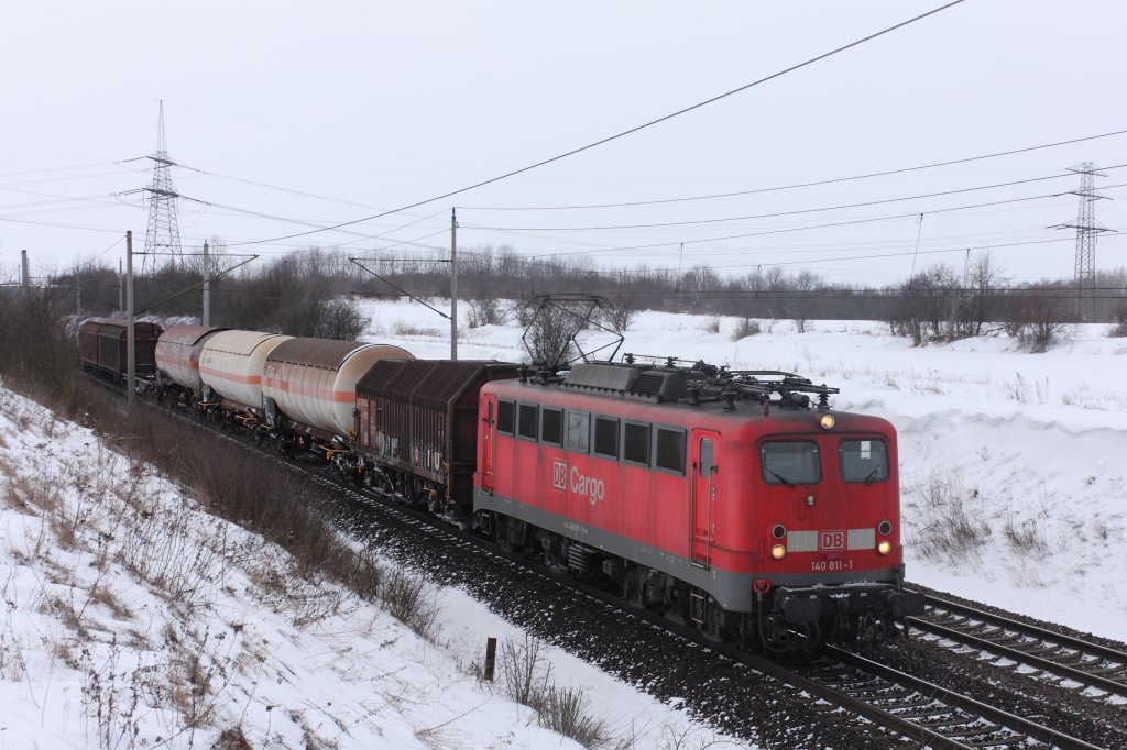 Hab sie letzte Woche in Leipzig-Thekla geknipst und heute in Magdeburg Diesdorf ;-) 140 811-1 kommt mit einem gemischten Gterzug aus Richtung Braunschweig gefahren, fotografiert am 13.02.2010. 