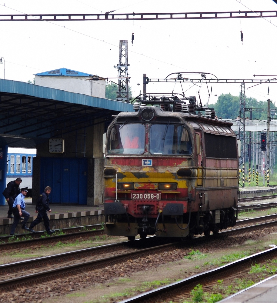 Habe ich berhaupt noch  TV ?

CD 230 058-0 in der  neuen  Farbgebung!

Cheb 21 Mai 2011
