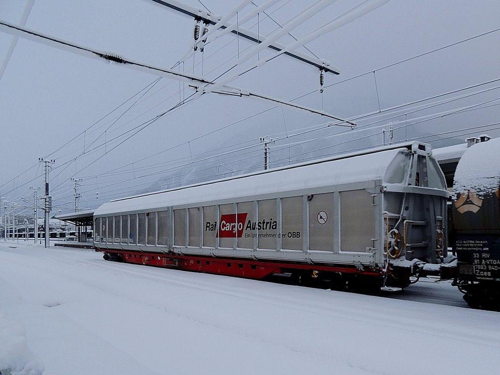 Habinss von RailCargoAustria im tiefverschneiten Bahnhof Jenbach; 121211