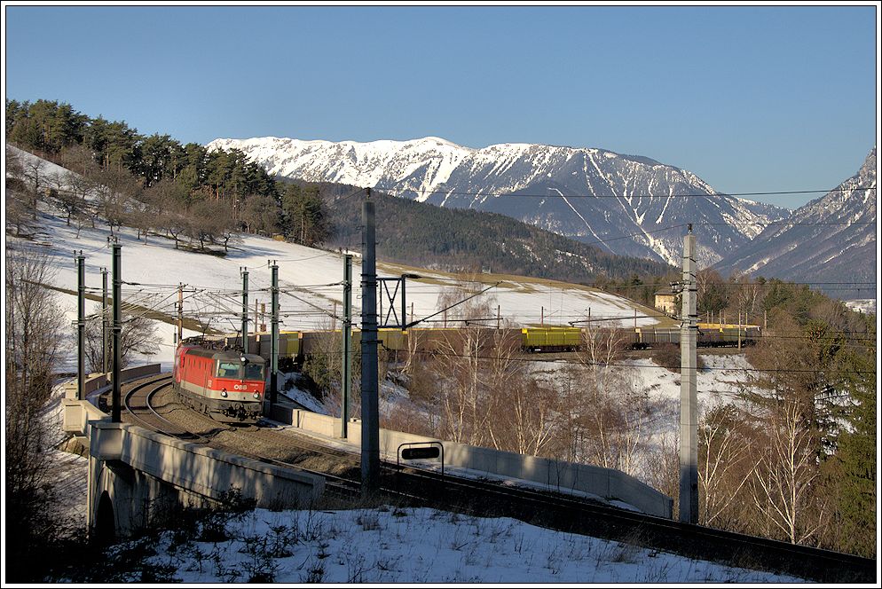 Hackschnitzelzug mit 1144 und 1116 am Abfaltersbachgrabenviadukt auf der Semmeringbahn, 21.2.2012