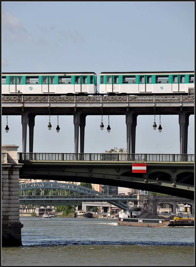 Hängelampen - 

Doppelstöckige Brücke  Pont der Bir-Hakeim  über die Seine mit Metrozug der Linie 6. Im Hintergrund die Seinebrücke der RER-Linie C. 

18.07.2012 (J)