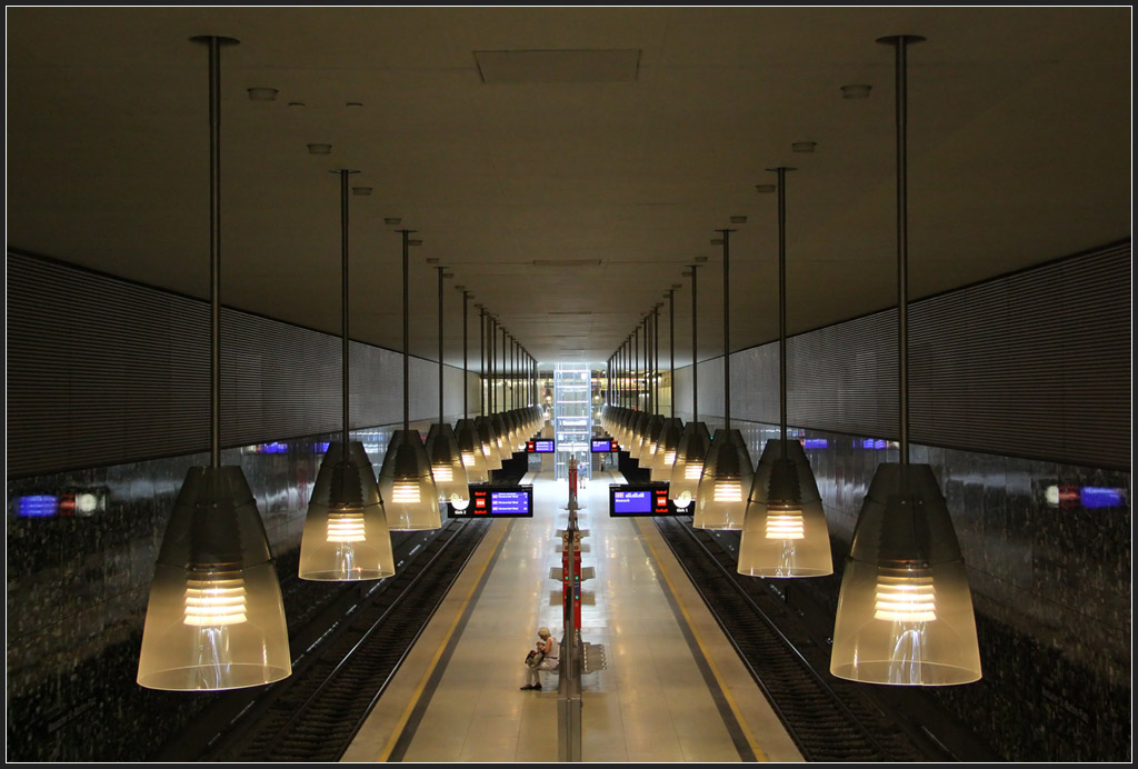 Hängelampen - 

U-Bahnhof  Moosacher St.-Martins-Platz  an der U3-Verlängerung nach Moosach. 

München, 17.06.2012 (M)