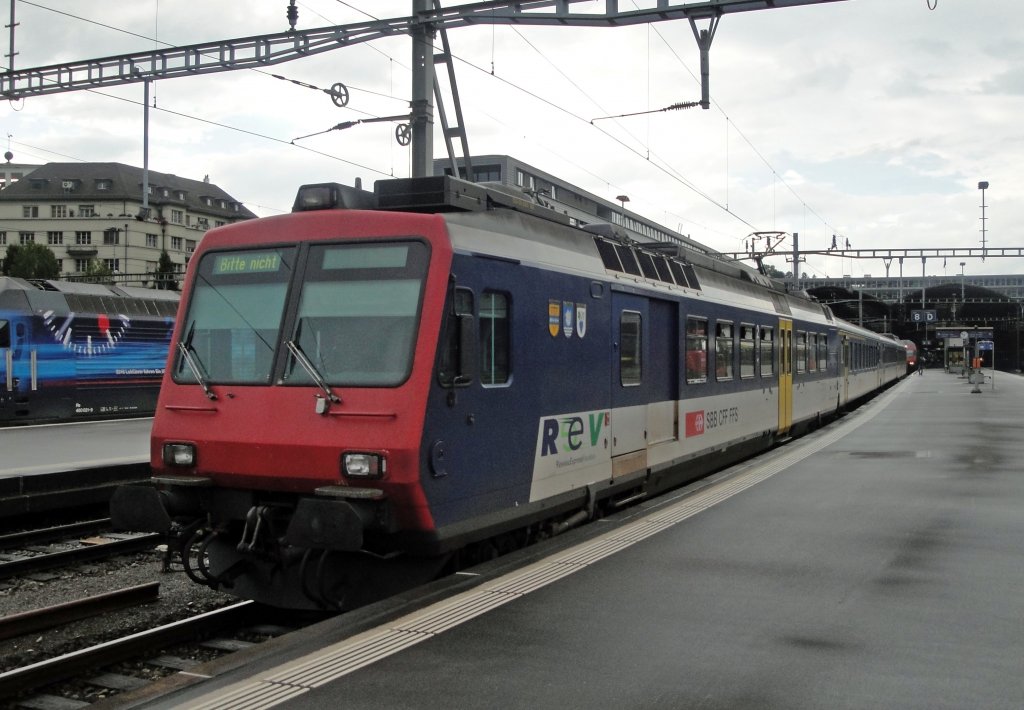 Hufiger zu sehen: Im Raum Luzern und Olten kann man in letzter Zeit einige RBDe 560 mit dem Rev-Logo erkennen. Das liegt in erster Linie daran, dass zwischen Lausanne, Payerne und Yverdon vermehrt die modernisierten Domino 560-er zum Einsatz kommen. Am 12.08.10 findet man das 3-Wappen-Fahrzeug RBDe 560 115-8  Altenrhein  +  Staad  +  Thal  in Luzern. Der Zielanzeige an wollte das Fahrzeug nicht hier abgelichtet werden.