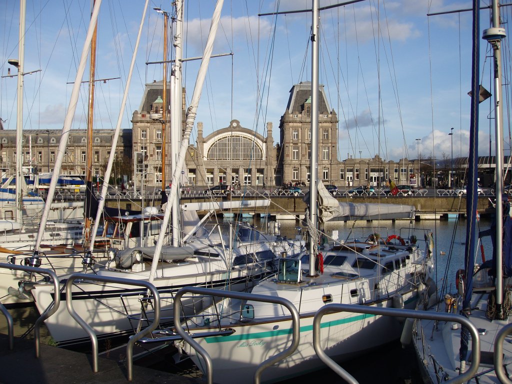 Hafen und Bahnhof Oostende (Oktober 2006).