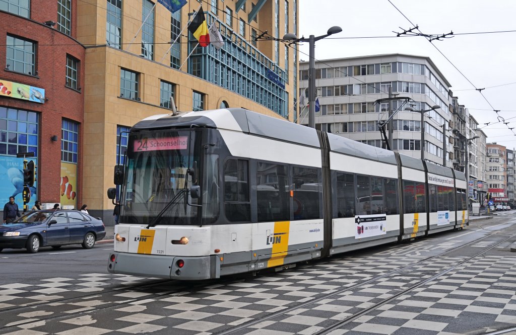 Haha, ein Innviertel 7221 mit linie 24 nach Schoonselhof in Antwerp am 10 03 2012.