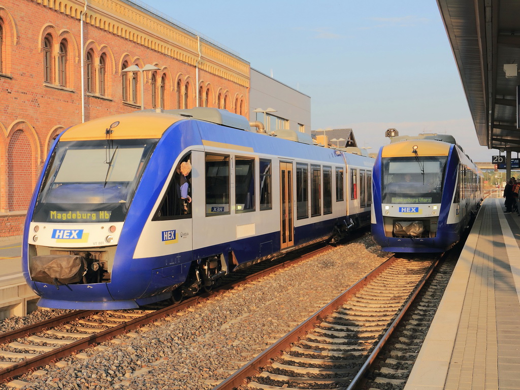 Halberstadt am 22. September 2012, auf Gleis 1 steht VT 801 als HEX80925 nach Magdeburg Hauptbahnhof und auf Gleis 2 fhrt ein VT 809 als HEX80878  zur Weiterfahrt nach Blankenburg (Harz) mit VT 808 zur Weiterfahrt als HEX80810  nach Thale Hauptbahnhof ber Quedlinburg. 