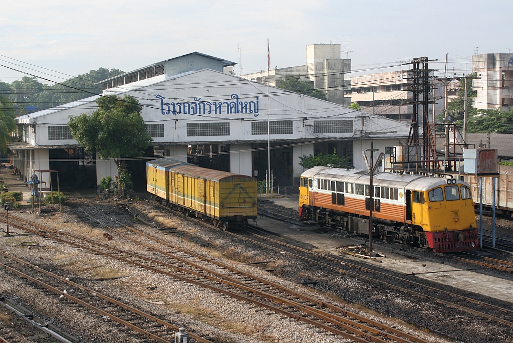 Halle des Depot Hat Yai am 28.Oktober 2010. Vor der Halle warten der Hilfszug und die GEK 4009 (Co'Co', de, General Electric, Bj.1963, Fab.Nr. 34858) auf weitere Aufgaben.