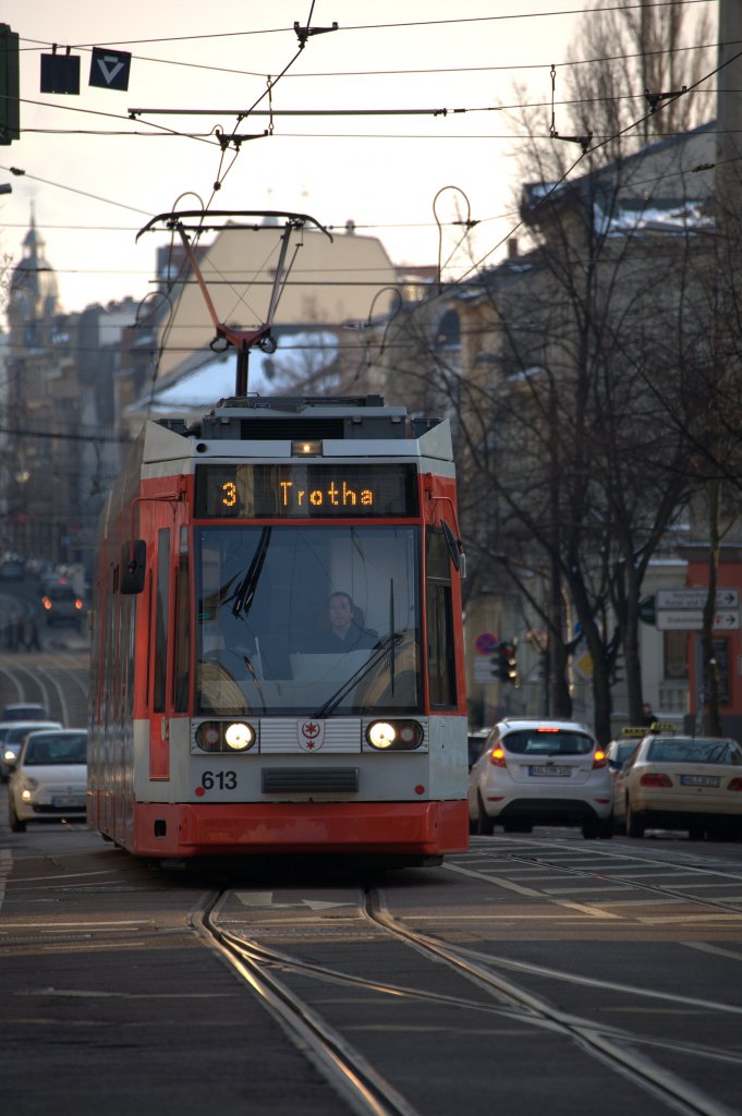 Halle, Reileck Bild 2:  TW 613   als Linie 3  auf der Fahrt nach Trotha
15.03.2013  16:46 Uhr