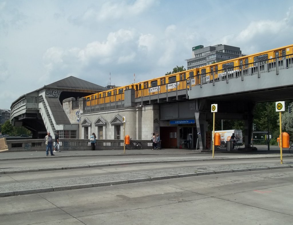 Hallesches Tor (Station U1 und 6), Blick zur Hochbahnhalle mit U 1 (15.06.2011)