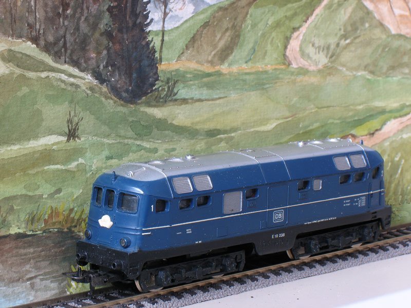 Hallo Modellbahner, kennt jemand den Loktyp dieses Modells von Lima? Mit der uns bekannten E10 drfte die seitliche Beschriftung E 10 238 wohl nichts zu tun haben? - Danke vorab
