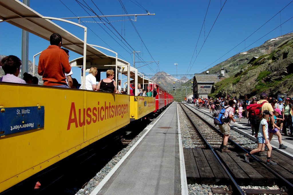 Halt auf der Station Ospizio Bernina. Bei herrlichem Hochsommerwetter verlassen viele Reisende den Zug fr eine Wanderung. (Aufnahme 09.07.2010).