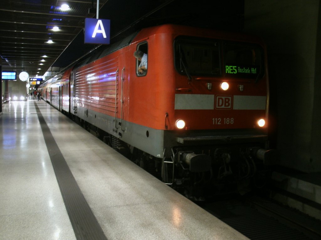 Halt im Bahnhof Berlin Potsdamer Platz,am 14.Juli 2012,fr 112 188 mit dem RE 4362 Berlin Sdkreuz-Rostock.