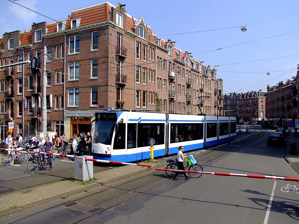 Halt fr Straenbahn 2009 als L2 nach Nieuw Sloten, vor der Zeilbrug in Amsterdam;110903