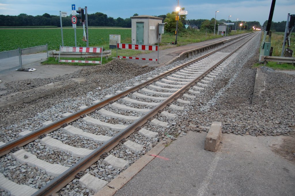Halte Punkt Genhausen, hier ist der Bahnberegang seines Belages beraubt. Das Bild zeigt die Baustellenbeleuchtung und den Bahnsteig in Richtung Dalheim. Hier wird mit Hochdruck auch nachts gearbeitet und an Sonntagen. 7.8.2010